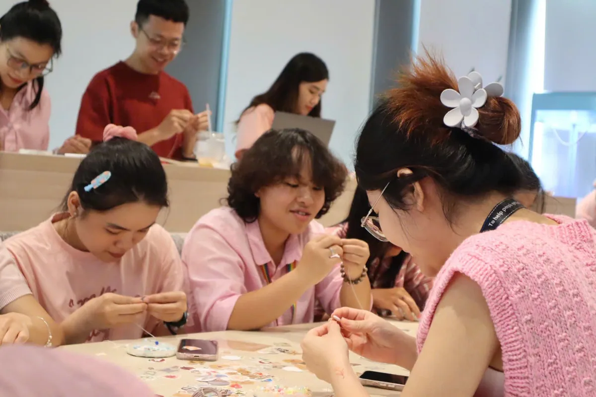 Phụ kiện nhiều màu được kết từ hạt cườm