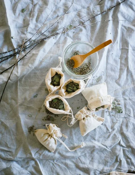 Túi thơm làm từ thảo mộc và hoa khô