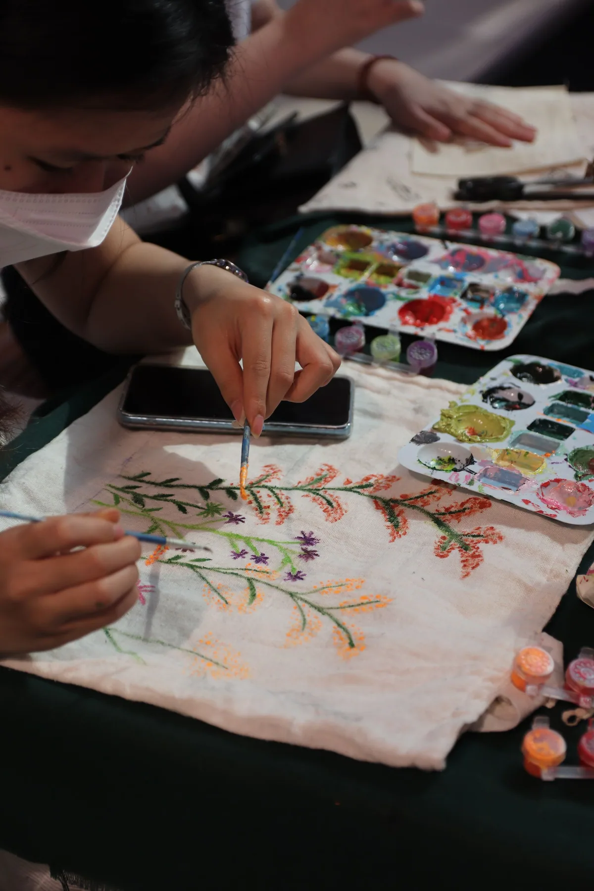 Túi tote được vẽ họa tiết tại workshop